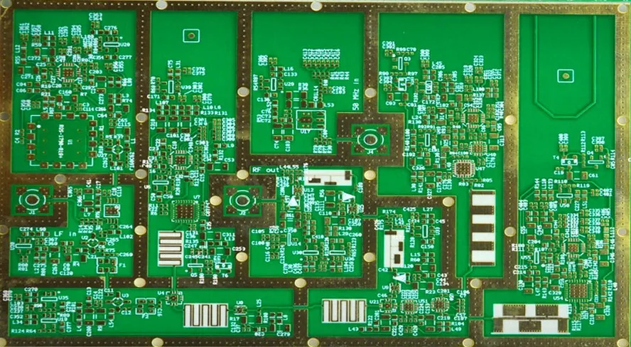 Flerskikts-PCB med en hybriduppsättning av Rogers RO4003C och FR4
